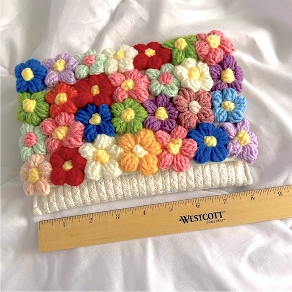 NWT Crochet floral clutch purse, brand new and includes straps. - Picture 2 of 5